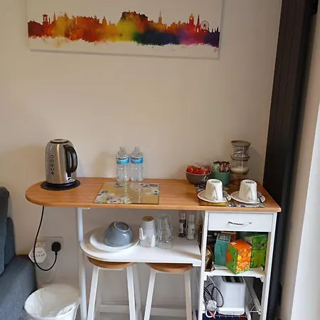 En-suite Double With Private Entrance Эдинбург