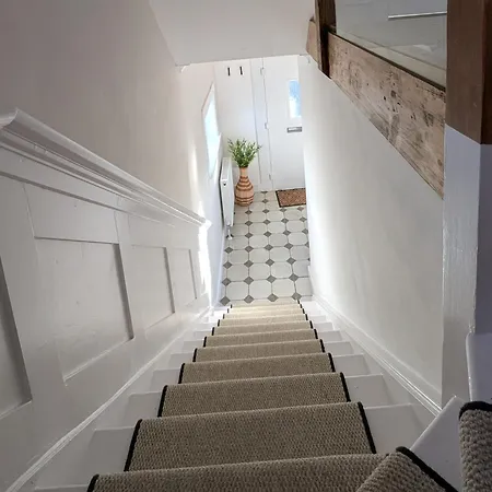 Дом отдыха Newly Refurbished 3 Bed House With 2-sided Wood Burner And Garden In