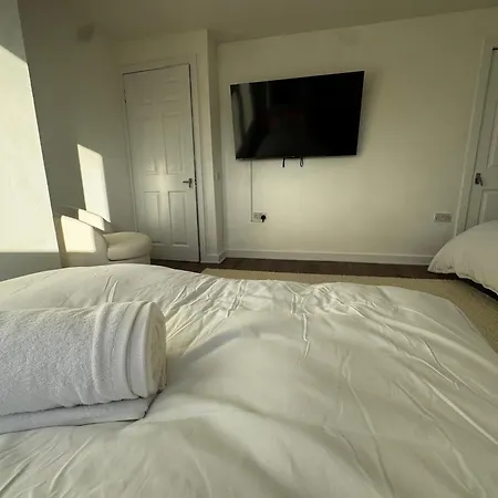 4br Near Airport & Centre Free Parking אדינבורו