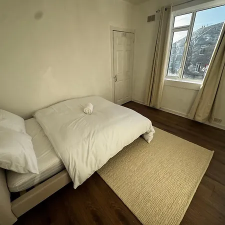 4br Near Airport & Centre Free Parking * אדינבורו