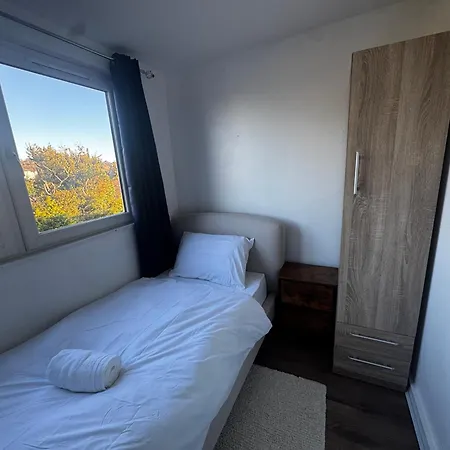 4br Near Airport & Centre Free Parking * אדינבורו