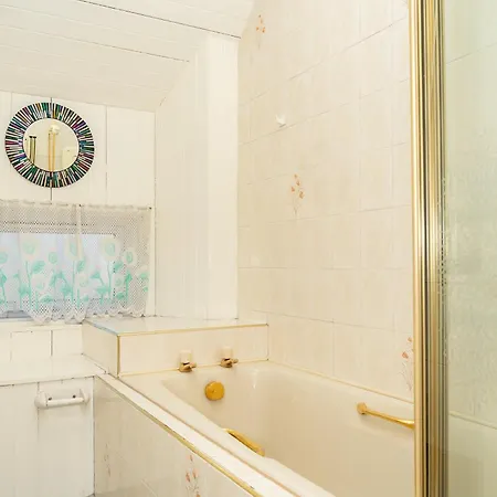 Luxury 4br, Free Parking, Near Beach, Sleeps 8 Villa Edinburgh