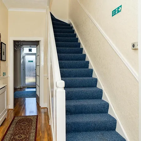 Villa Luxury 4br, Free Parking, Near Beach, Sleeps 8 Edinburgh