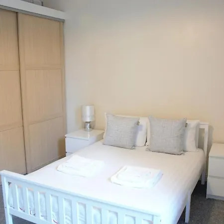 Beautiful Travelers - Salmond Place *