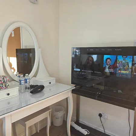 Centre One Private Bedroom In Shared With Private Bathroom With Free Car Parking *