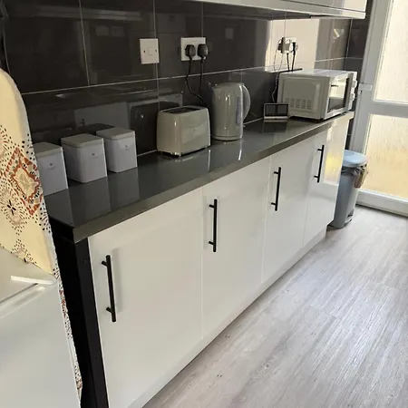 Spacious 2br By Portobello Lägenhet