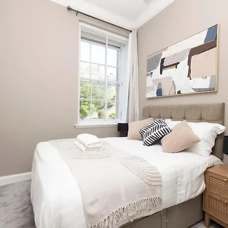 1 Bed In Heart Of Old Town With Castle Views Apartment Edinburgh