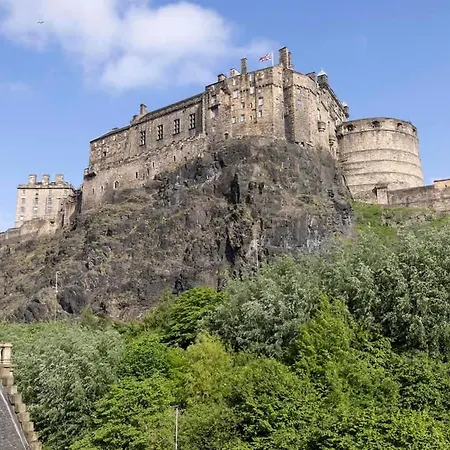 Apartment 1 Bed In Heart Of Old Town With Castle Views Edinburgh