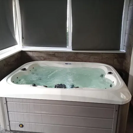 Luxurious Townhouse With Hot Tub