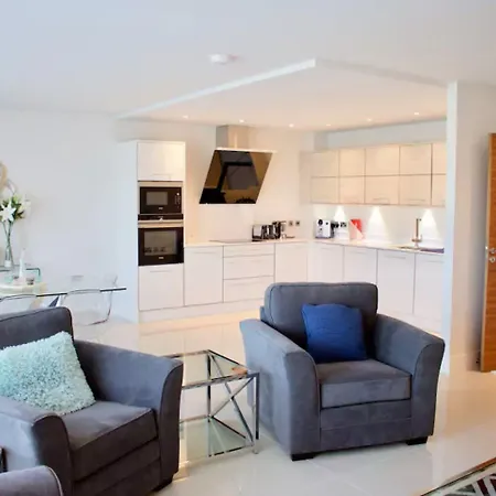 شقة Luxurious - Sleeps 6 *