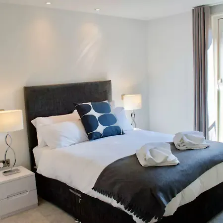 شقة Luxurious - Sleeps 6 *