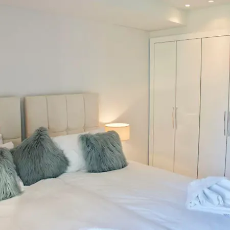 شقة Luxurious - Sleeps 6 *