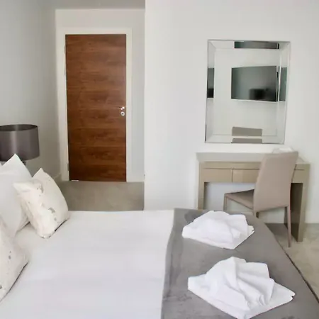 Luxurious - Sleeps 6 *