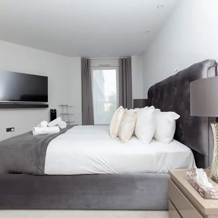 Luxurious - Sleeps 6