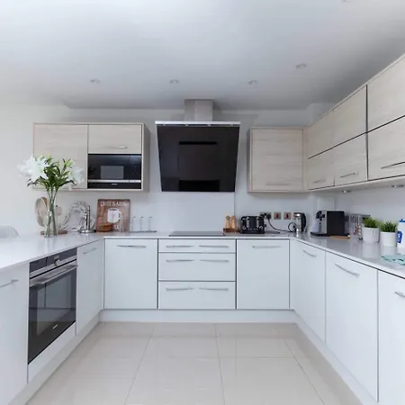 Luxurious - Sleeps 6 *