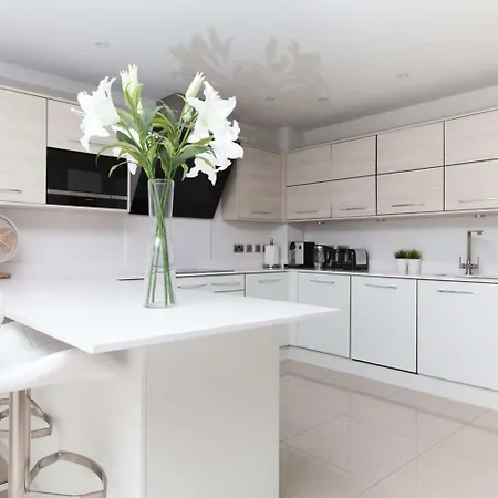 Luxurious - Sleeps 6 *