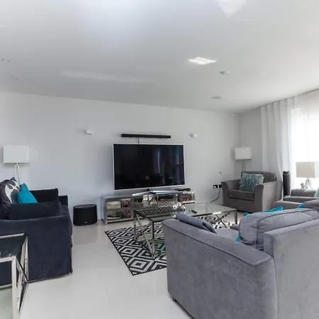 Luxurious - Sleeps 6 *