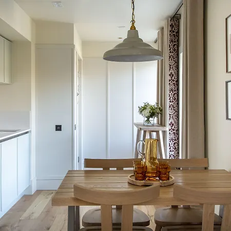 Abbey Apartments, At Holyrood شقة فندقية إدنبرة