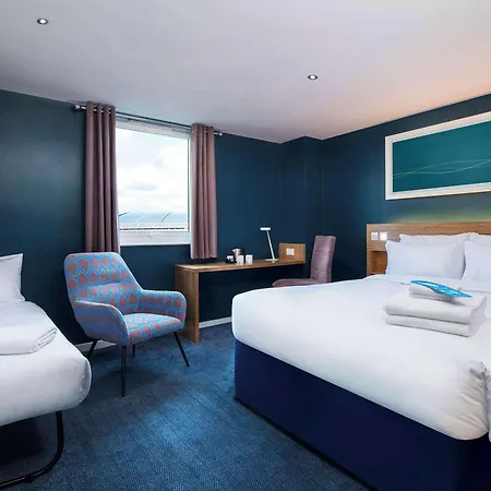 Travelodge Waterloo Place 3* إدنبرة