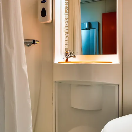 Easyhotel 2*