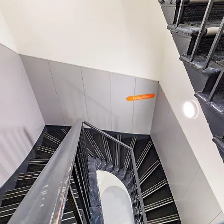Easyhotel 2*