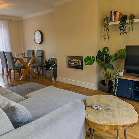 Two Bd House With Private Parking Apartment