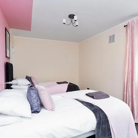 Feriehus The Urban Nest - Vibrant 3 Bed With Garden *