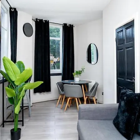 Apartament 2bd, Ocean Terminal, Tram To Airport, Sleeps 4 *