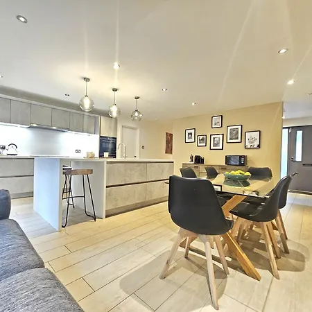 Chic 3-bedroom 2-storey House Near Centre With Free Parking