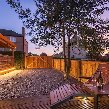 Apartamento Private Hot Tub - Garden Terrace - Free Parking - Zen & Bubbles *