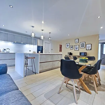 Chic 3-bedroom 2-storey House Near Centre With Free Parking Апартаменты