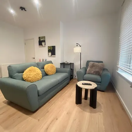 Two Cozy In A Residential דירה *