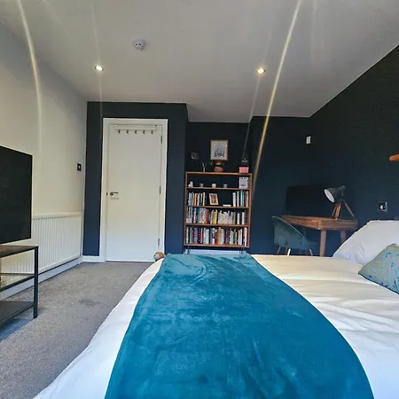 Chic 3-bedroom 2-storey House Near Centre With Free Parking *