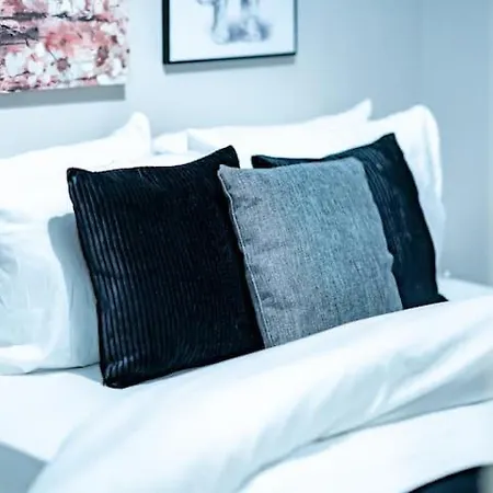Apartament 2bd, Ocean Terminal, Tram To Airport, Sleeps 4 *