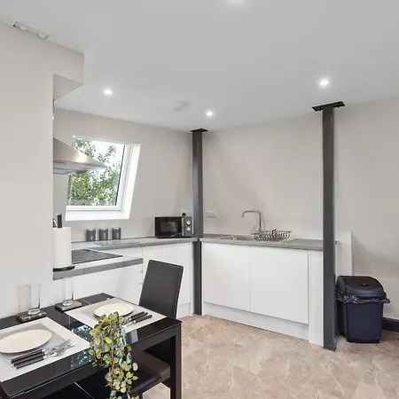 Free Parking | Sleeps 4 | 1 Bedroom | Great Area *