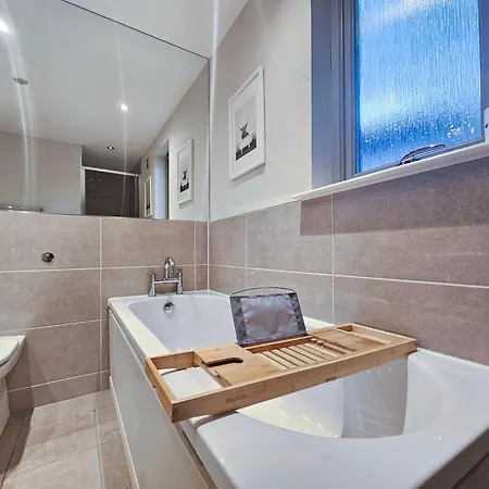 Chic 3-bedroom 2-storey House Near Centre With Free Parking Апартаменты Эдинбург