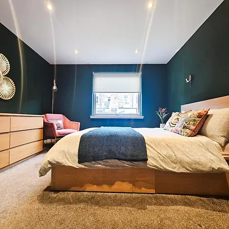 Апартаменты Chic 3-bedroom 2-storey House Near Centre With Free Parking