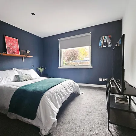 Chic 3-bedroom 2-storey House Near Centre With Free Parking Апартаменты