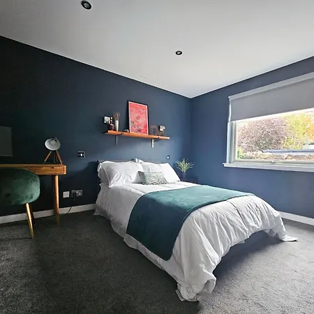 Апартаменты Chic 3-bedroom 2-storey House Near Centre With Free Parking *