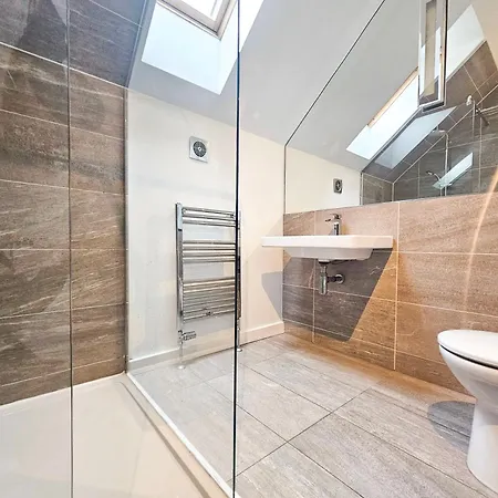 Апартаменты Chic 3-bedroom 2-storey House Near Centre With Free Parking *