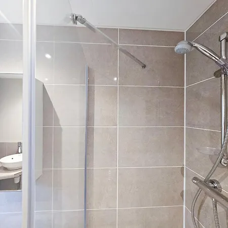 Chic 3-bedroom 2-storey House Near Centre With Free Parking Апартаменты