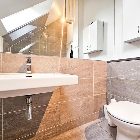 Апартаменты Chic 3-bedroom 2-storey House Near Centre With Free Parking Эдинбург