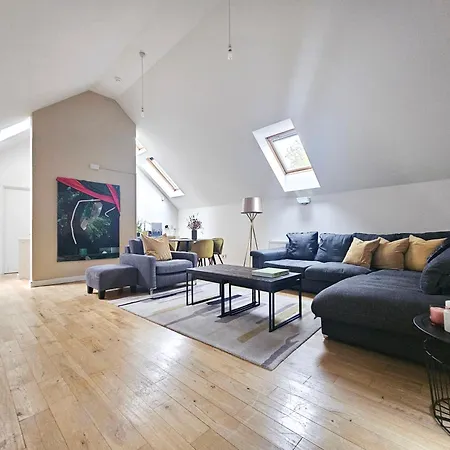 Апартаменты Chic 3-bedroom 2-storey House Near Centre With Free Parking