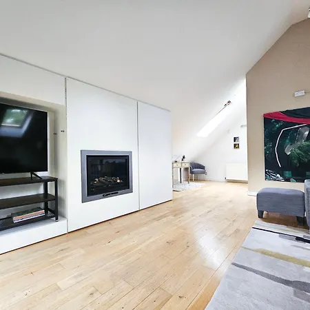 Апартаменты Chic 3-bedroom 2-storey House Near Centre With Free Parking