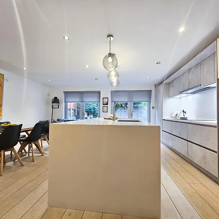 Chic 3-bedroom 2-storey House Near Centre With Free Parking Апартаменты Эдинбург