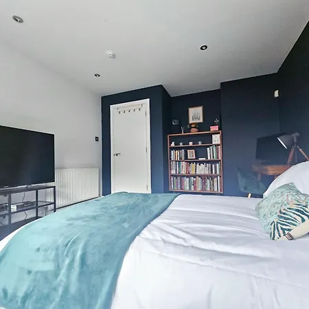 Chic 3-bedroom 2-storey House Near Centre With Free Parking Апартаменты *