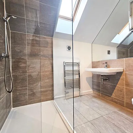 Chic 3-bedroom 2-storey House Near Centre With Free Parking Апартаменты Эдинбург