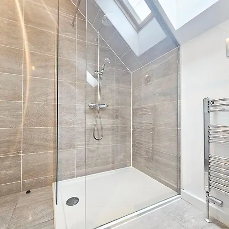 Chic 3-bedroom 2-storey House Near Centre With Free Parking Апартаменты *