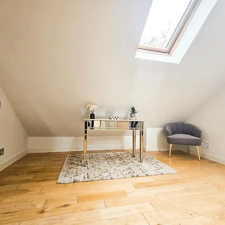 Апартаменты Chic 3-bedroom 2-storey House Near Centre With Free Parking *