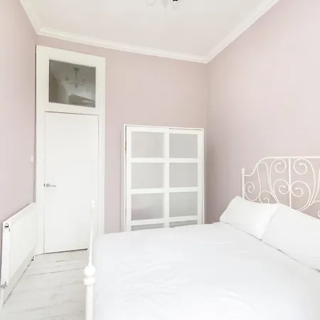 Chic And Stylish 2-bedroom Near Centre